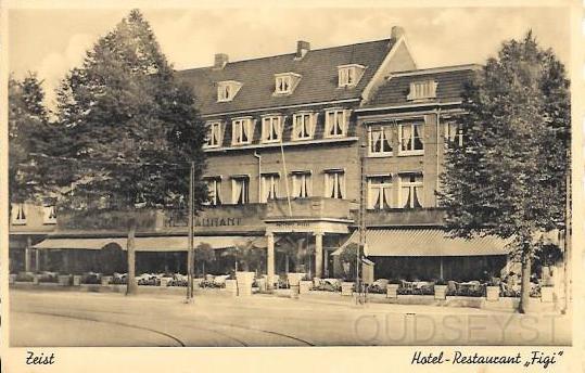 Bedrijven in Zeist0021, Hotel Figi. 1942.jpg - Hotel-Restaurant “Figi”. George H. Figi is als Kok en Banketbakker begonnen aan de Lageweg 10 (later Schippershuis) met het verkopen van lekkernijen. In 1909 verhuisde het echtpaar Figi naar ’t Rond hoek 1e Dorpsstraat om de zaak daar voor te zetten tot 1917. Sindsdien wordt het hotel door de familie Ruys geëxploiteerd. In 1920-21 werden de Figi-panden door architecten J. en Th. F. Stuivinga tot één geheel verbouwd. Opname: 1942.